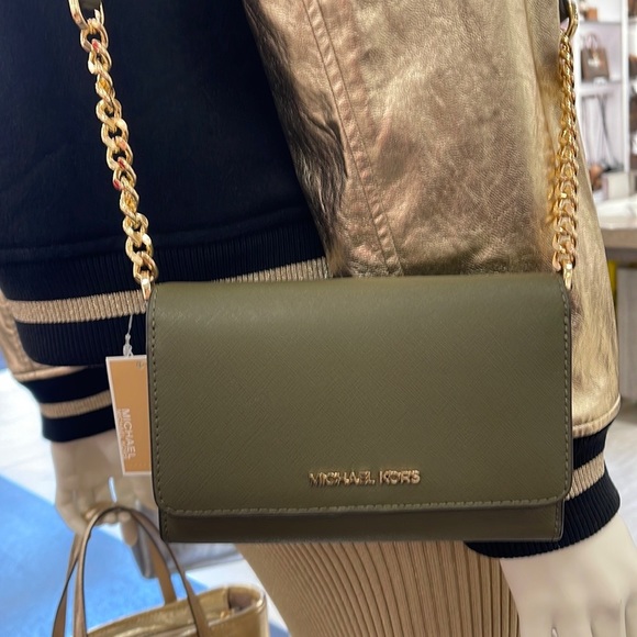 MICHAEL KORS
Jet Set Travel Medium Logo Smartphone Leather Crossbody
OLIVE
NWT - Picture 11 of 16